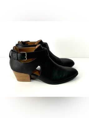 Qupid Black Cutout Ankle Booties with Buckle Strap Size 6.5 EUC